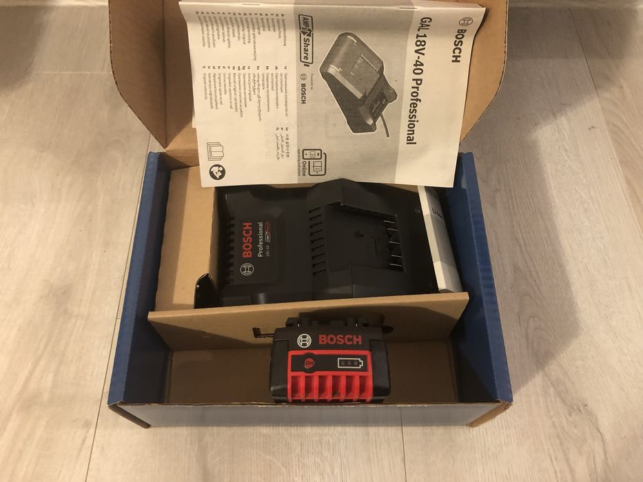 Set Bosch acumulator si incarcator, Li-Ion, 18 V, 4 Ah