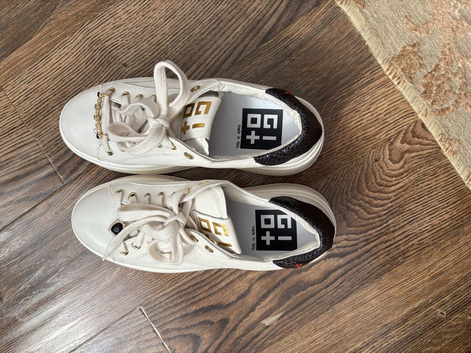 Белые кроссовки Gio на выской подошве