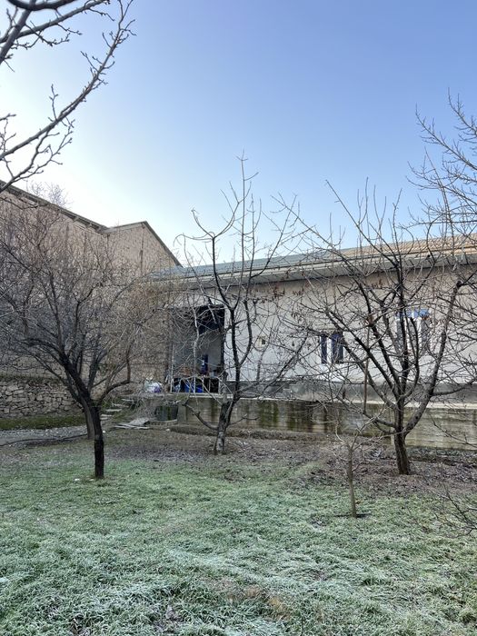 6 sutix uchastka sotiladi 1 ta oshxonasi 1 ta banyasi bor