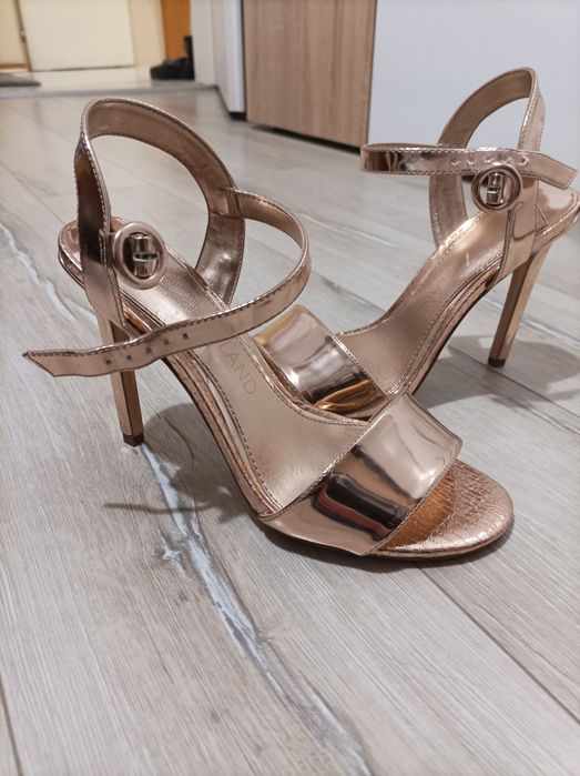 Златисти обувки на ток