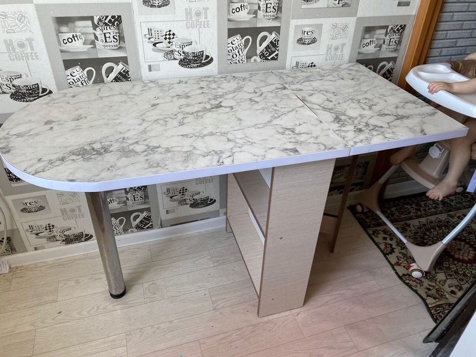 Продаётся кухонный стол