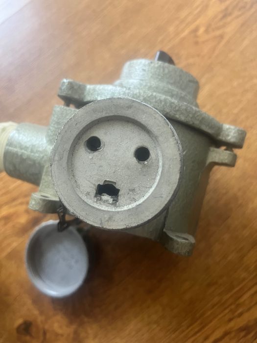 Contactor pentru hală mediu gazos