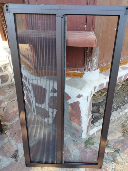 Комарници  плисе тъмен дъб.