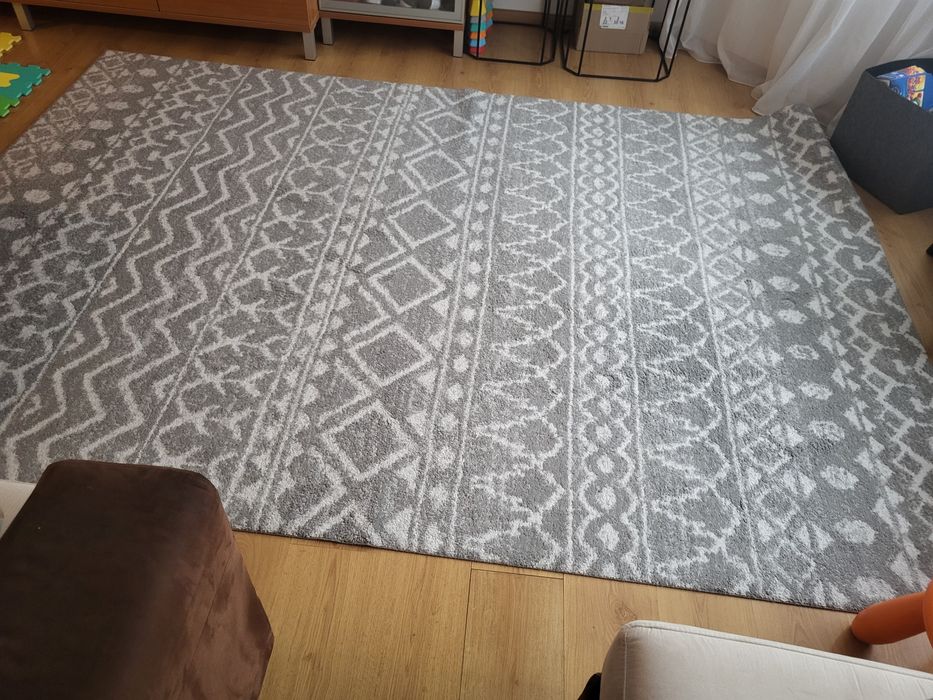 Килим, сив, ползван, в добро състояние.