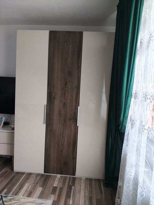 Vând doua dulapuri ,măsuță și canapea extensibila