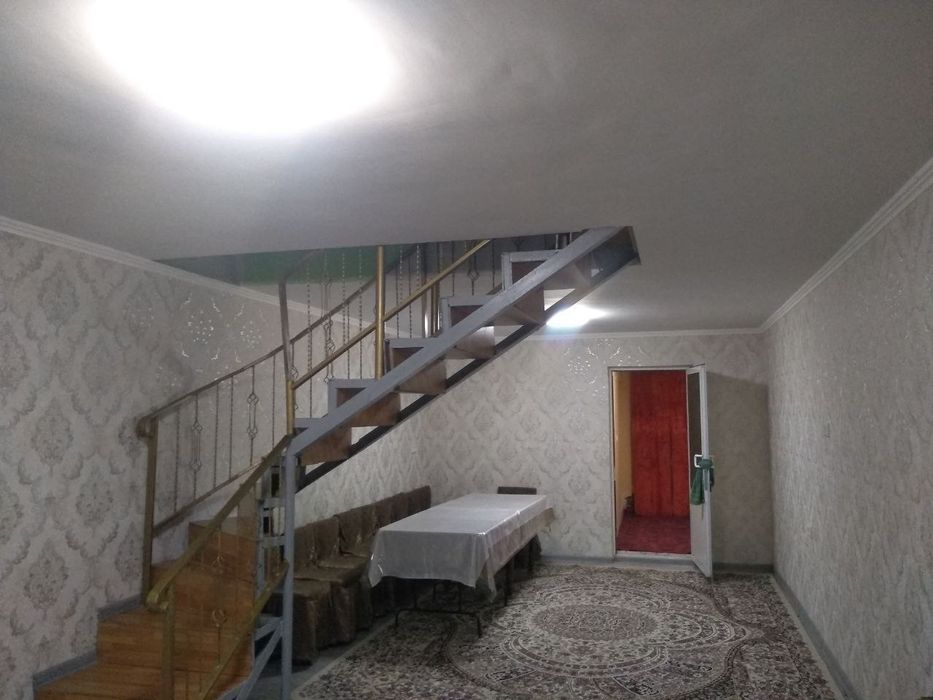 Икки қаватли  ярим коттедж уй ( дом) сотилади . Уй замонавий ремонт қи