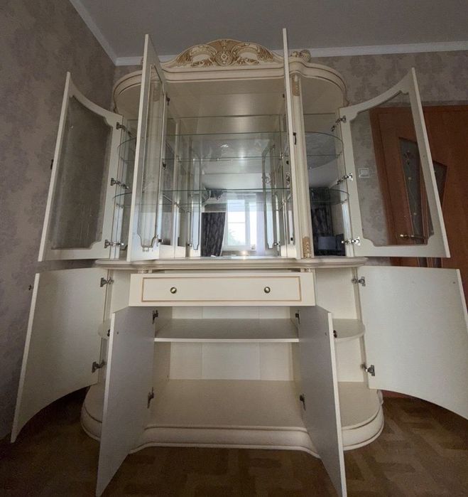 Продам сервант- витрину хорошего качества