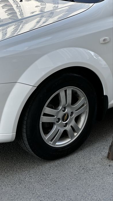 Lacetti 1.8 sotiladi