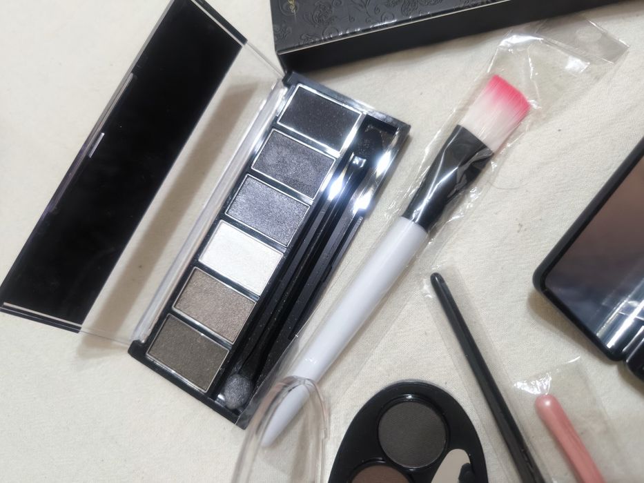 Лот от три комплекта сенки за очи + подарък