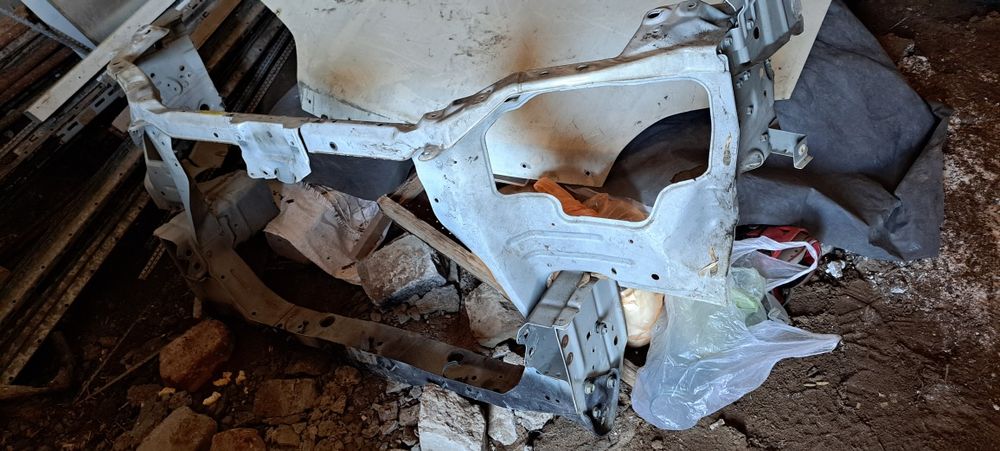 Продаётся капот и телевизор