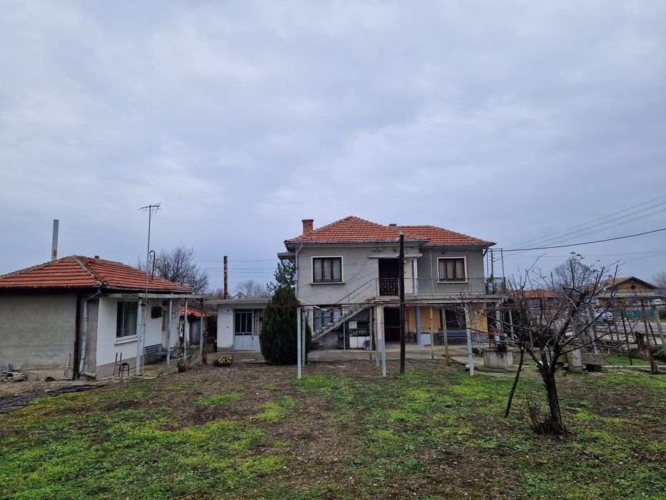 Двуетажна къща в село Средец