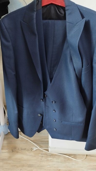 Продам костюм с жилетом