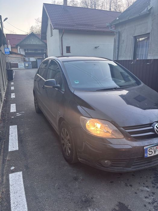 Vând golf 5 plus in stare bună de funcționare