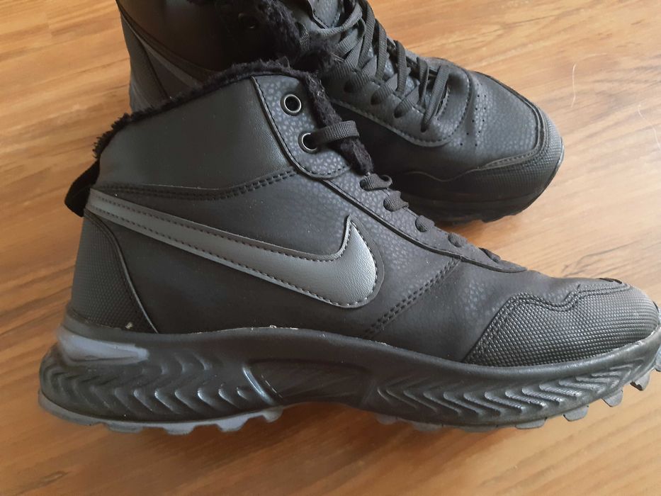 Маратонки  Nike,почти  нови.  Без  забележки.Цена 20лв.