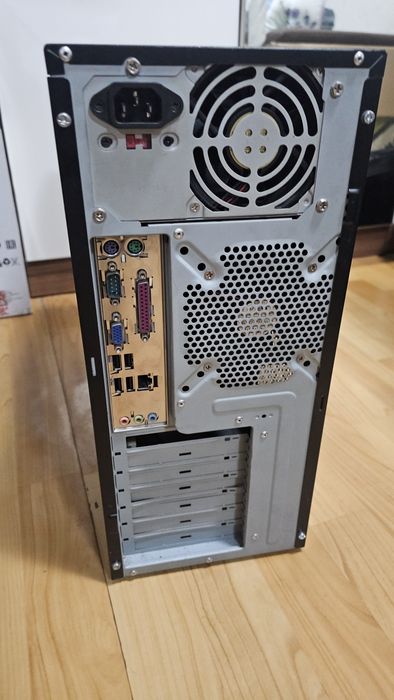 Ретро компьютер Pentium 4 Windows XP