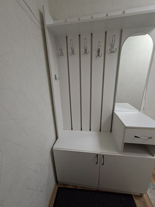 Шкаф белый  в прихожую