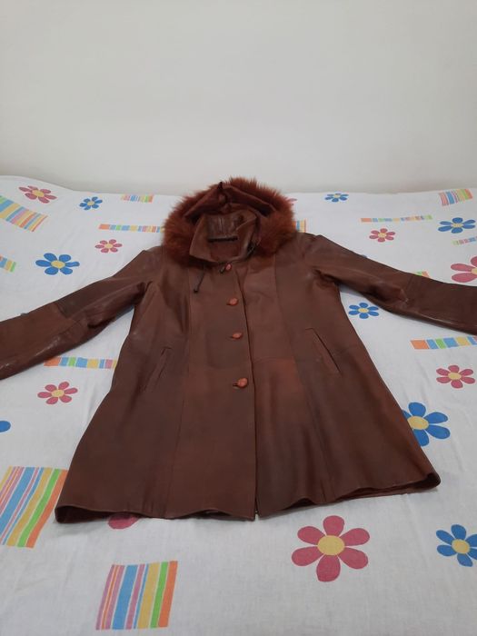 Geacă de piele maro pentru femei, cu glugă și detalii din blană