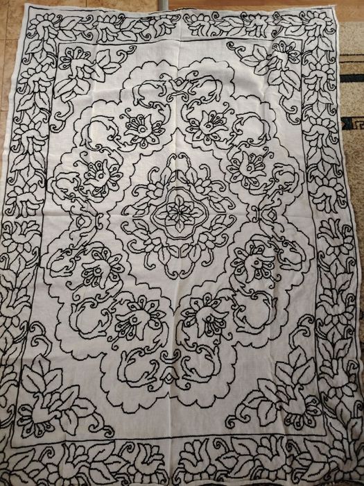 Fata de masa în chelin. Conturata cu ață