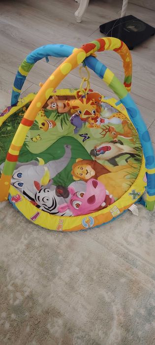Детский коврик с игрушками
