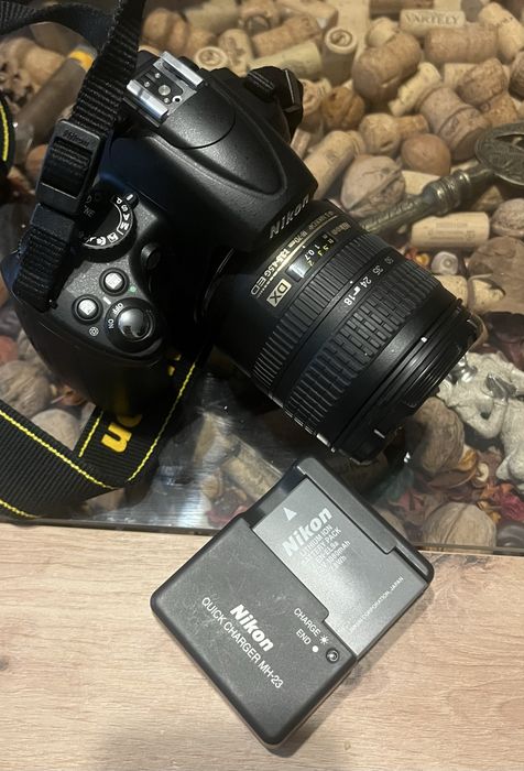Vând Nikon D5000 + Obiectiv Nikon 18–70mm