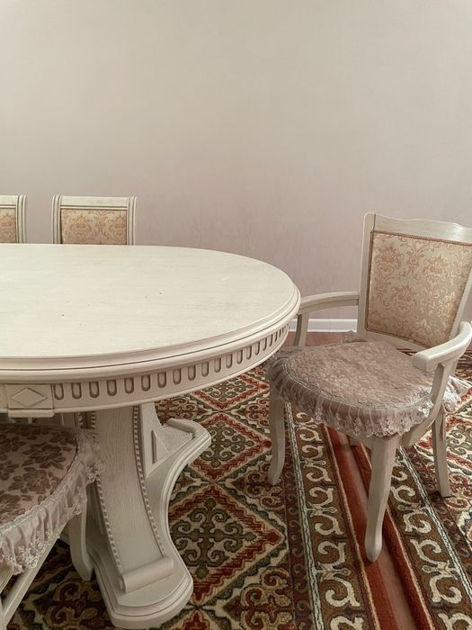 Стол со стульями в гостиную