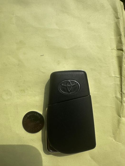 Оригинален Toyota ключ Valeo-3бутона CR2016