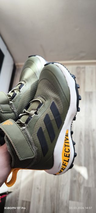 Детски зимни адидаски.