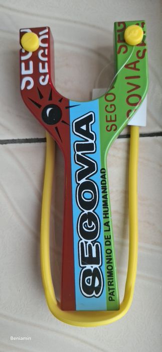 Praștie nouă din lemn masiv din Spania