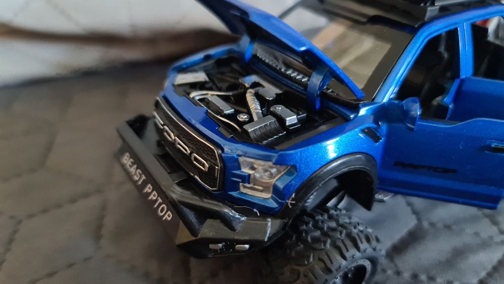Умален колекционерски модел на Ford F150 Raptor 1:24 изцяло метална