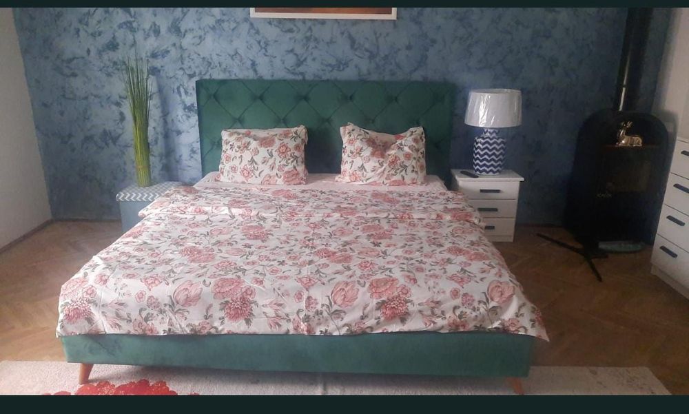 Vând pat matrimonial fara saltea și pat etajat pentru copii se vând separatpentru copii