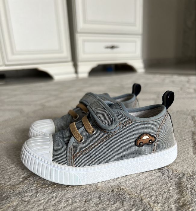 Кроссовки для мальчика 2000тг.