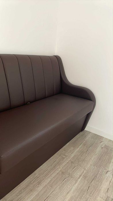 Coltar confortabil rezistent cu tapiterie din piele sintetica ,maro.