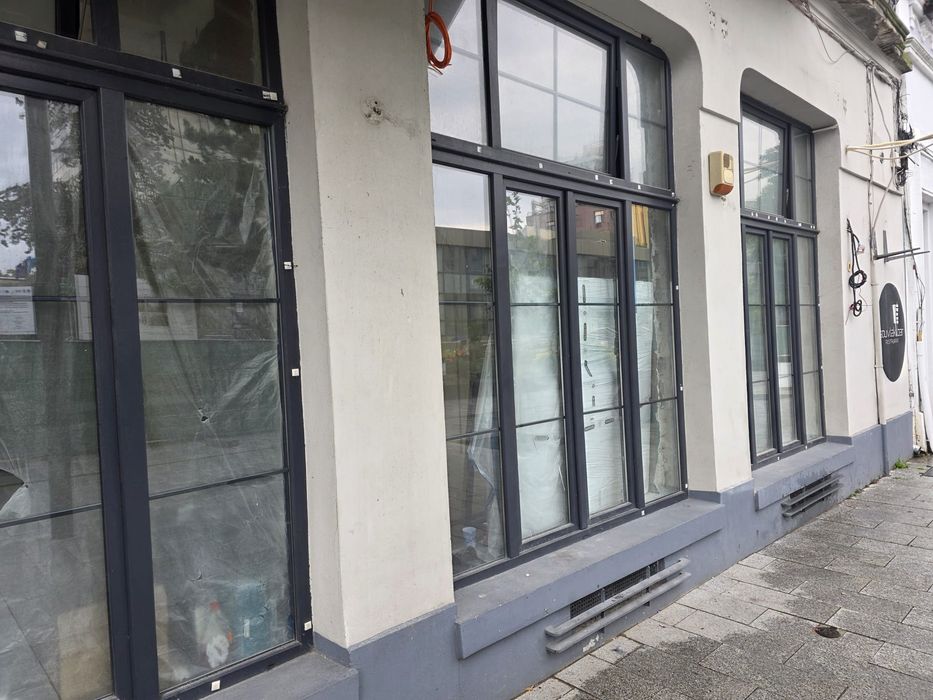 Vând tâmplărie PVC KBE Greenline ANTRACIT  +geamuri – ansamblu complet pentru spațiu comercial / showroom