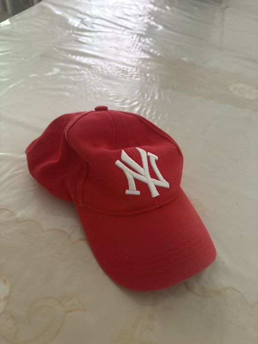 Красная кепка NY