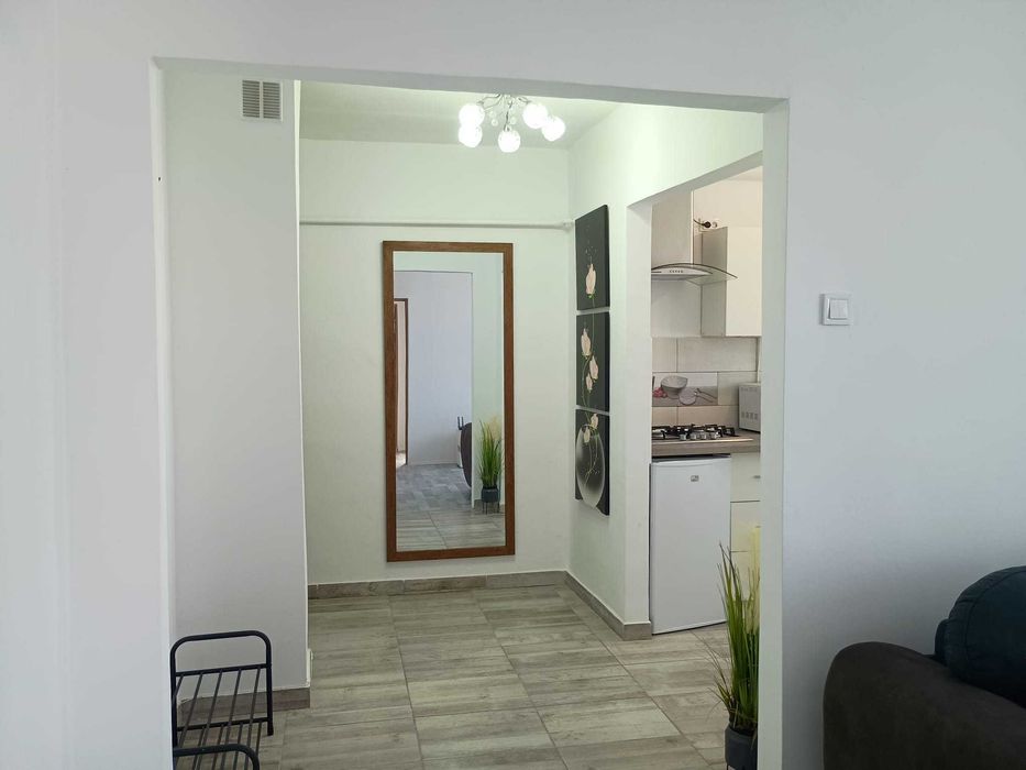 Apartament la cheie cu 2 camere și 2 balcoane complet mobilat și utilat vizavi de piața de zi și Penny. Se acceptă plata în rate