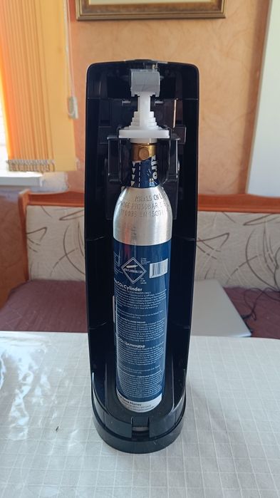 Продавам машина за газиране Soda Stream с почти пълна газова бутилка