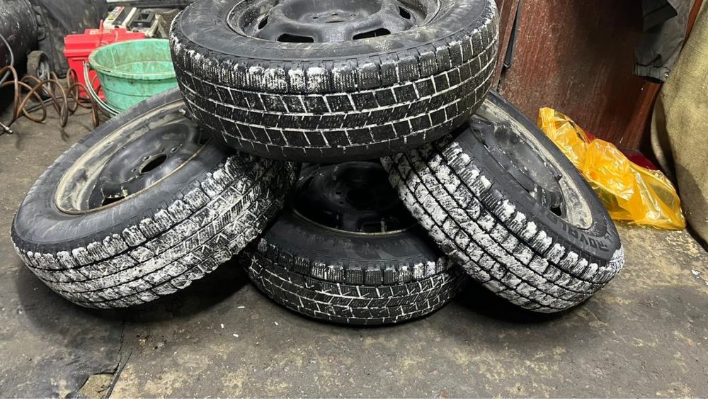 Продам комплект шины с дисками,  липучка