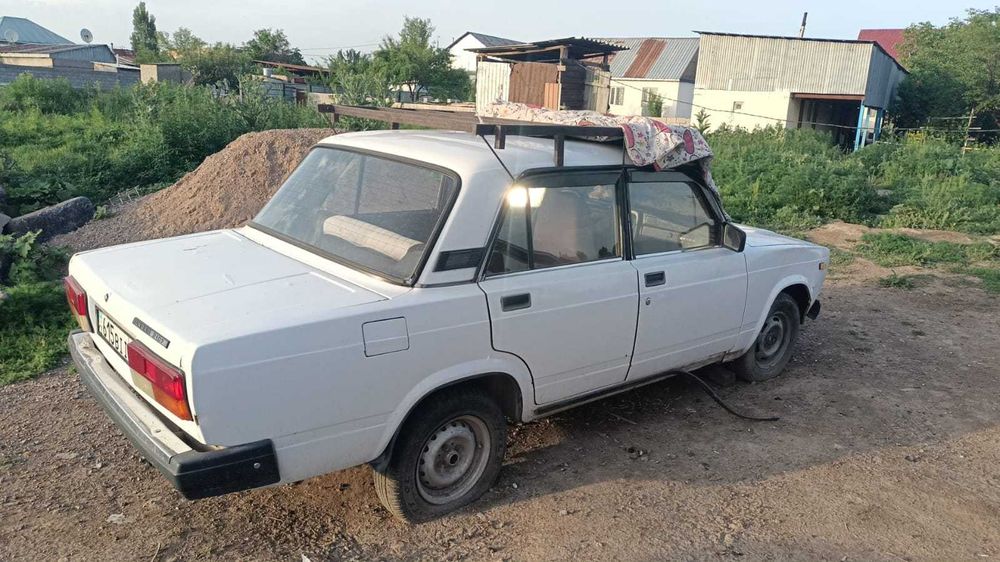 автомобиль ваз 2107