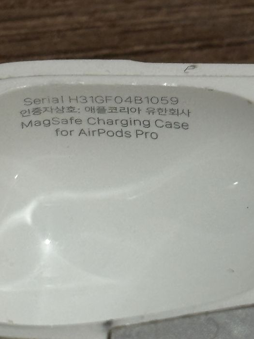 Продам оригинальный кейс от аирподс про