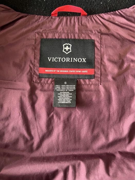 Продавам мъжко / юношеско яке на марката Victorinox