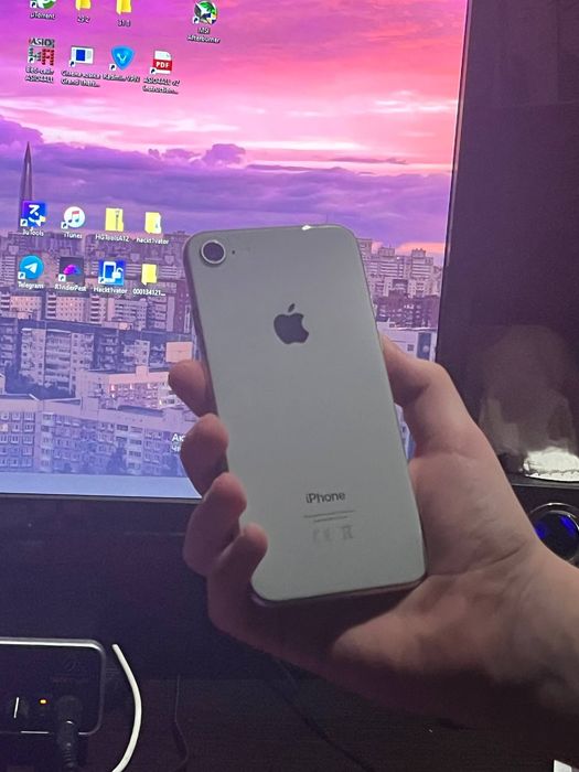 Продам iphone 8.