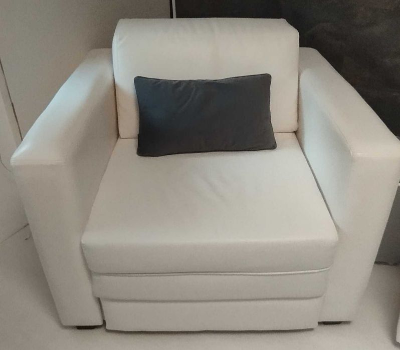 Бял Диван,фотьойл и табуретка от еко кожа.