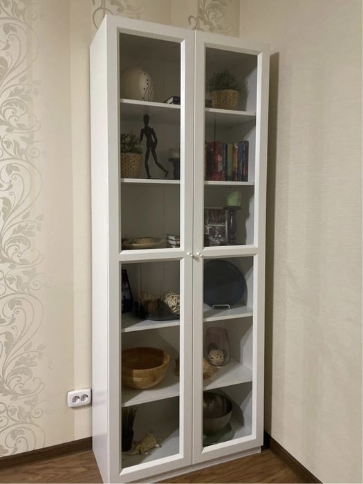 Шкаф - витрина (практически новый)