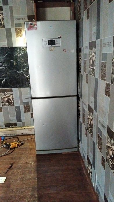 Холодильник LG в хорошем состояний