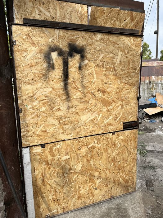 Продам ворота с корпусом замком