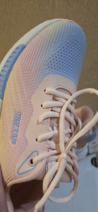 Кроссовки женские