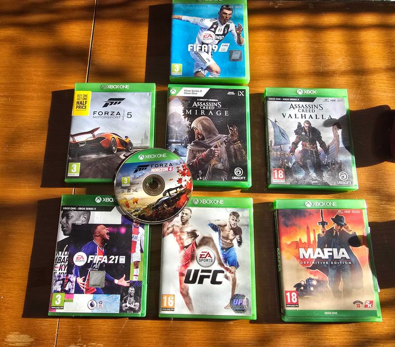 Xbox one с два джойстика + 8 игри