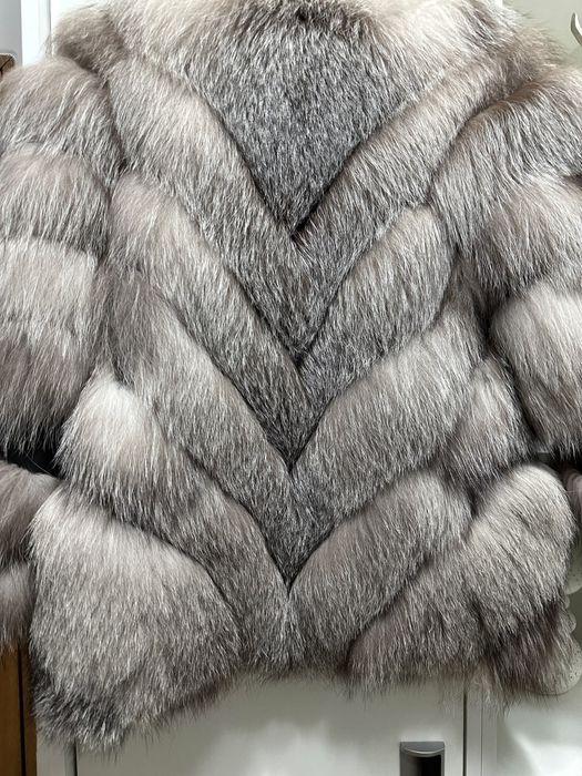 Blană naturală, elegantă, în nuanțe de gri și alb.