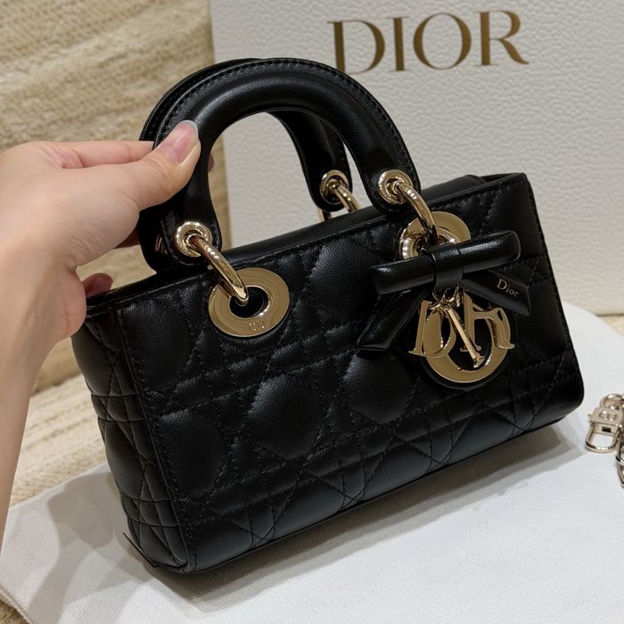 Geantă model Dior D-Joy
