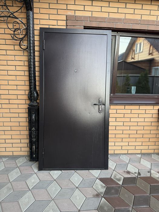 Продам входную металлическую дверь